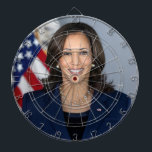 Präsident Kamala Harris USA 2024 Dartscheibe<br><div class="desc">Präsident Kamala Harris USA 2024 Im Namen des amerikanischen Volkes danke ich Joe Biden für seine außerordentliche Führungsrolle als Präsident der Vereinigten Staaten und für seinen jahrzehntelangen Einsatz in unserem Land. Sein bemerkenswertes Erbe der Errungenschaft ist in der modernen amerikanischen Geschichte unerreicht und übertrifft das Erbe vieler Präsidenten, die zwei...</div>