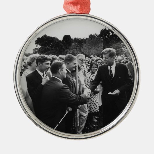 Präsident Kennedy Greets Peace Corps Freiwillige Ornament Aus Metall (Vorne)