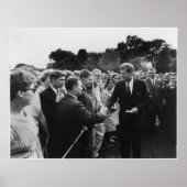 Präsident Kennedy Greets Peace Corps Freiwillige Poster (Vorne)
