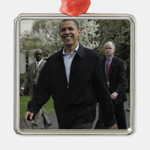 Präsident Obama geht zum Basketballplatz Silbernes Ornament