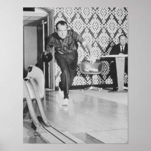 Präsident Richard Nixon Bowling im Weißen Haus Poster (Vorne)