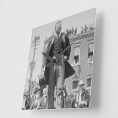 Präsident Teddy Roosevelt spricht 1905 Quadratische Wanduhr (Winkel)