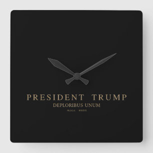 Präsident Trump. Deploribus Unum. Quadratische Wanduhr