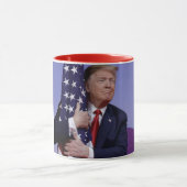 Präsident Trump, der die Flagge umarmt Tasse (Zentrum)