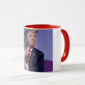 Präsident Trump, der die Flagge umarmt Tasse (VorderseiteRechts)