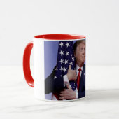 Präsident Trump, der die Flagge umarmt Tasse (Vorderseite Links)