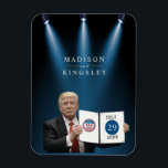 Präsident Trump 🇺 ✨ Patriotic Wedding Custom Magnet<br><div class="desc">Präsident Trump 🇺 ✨ Patriotische Hochzeit nach Maß wieder großartig machen..! 💍 Machen Sie Ihre Hochzeit wirklich unvergesslich! Dieser kühne und patriotische Hochzeitsmagnet mit Präsident Trump ist der perfekte Weg, um Ihrem besonderen Tag eine einzigartige, konversale Touch hinzuzufügen. Egal ob Sie ein Fan sind, der stilvoll feiern möchte oder einfach...</div>