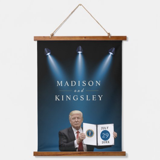 Präsident Trump 🇺 ✨ Patriotic Wedding Custom Wandteppich Mit Holzrahmen (Vorderseite)