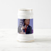 Präsident Trump rügt die amerikanische Flagge Bierglas (Mittel)