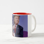 Präsident Trump rügt die Flagge Zweifarbige Tasse (VorderseiteRechts)