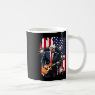 Präsident Trump spielt Gitarre mit der US-Flagge i Kaffeetasse