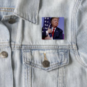 Präsident Trump umarmt die amerikanische Flagge Button (Beispiel)