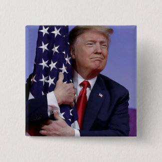 Präsident Trump umarmt die amerikanische Flagge Button