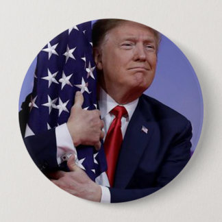 Präsident Trump umarmt die amerikanische Flagge Button