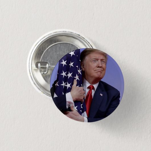 Präsident Trump umarmt die amerikanische Flagge Button (Vorne & Hinten)
