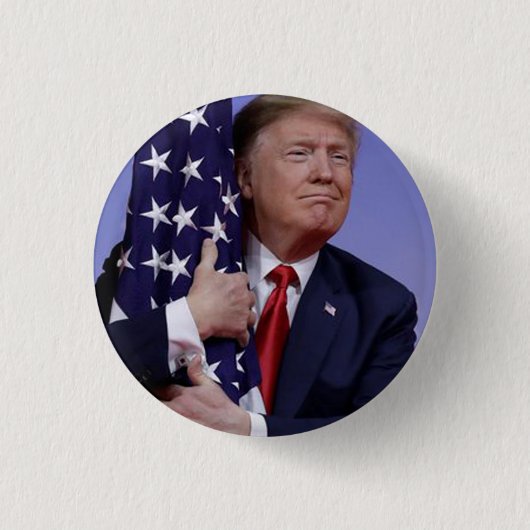 Präsident Trump umarmt die amerikanische Flagge Button (Vorderseite)