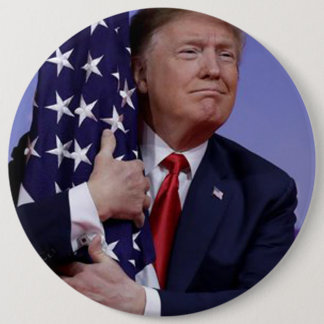 Präsident Trump umarmt die amerikanische Flagge Button