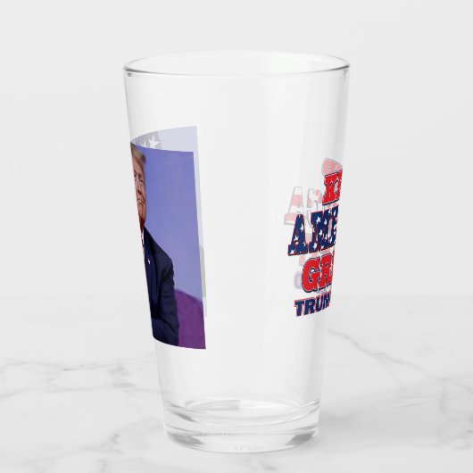 Präsident Trump umarmt die amerikanische Flagge Glas (Links)