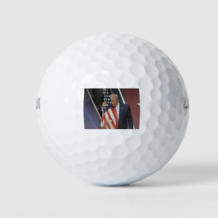 Präsident Trump umarmt die amerikanische Flagge Golfball