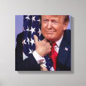 Präsident Trump umarmt die amerikanische Flagge Leinwanddruck (Vorderseite)