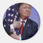 Präsident Trump umarmt die amerikanische Flagge Magnet (Vorne)