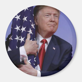 Präsident Trump umarmt die amerikanische Flagge Magnet
