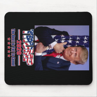 Präsident Trump umarmt die amerikanische Flagge Mousepad