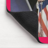 Präsident Trump umarmt die amerikanische Flagge Mousepad (Ecke)
