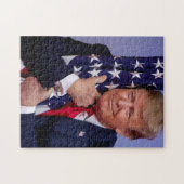Präsident Trump umarmt die amerikanische Flagge Puzzle (Horizontal)