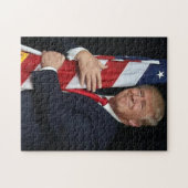 Präsident Trump umarmt die amerikanische Flagge Puzzle (Horizontal)