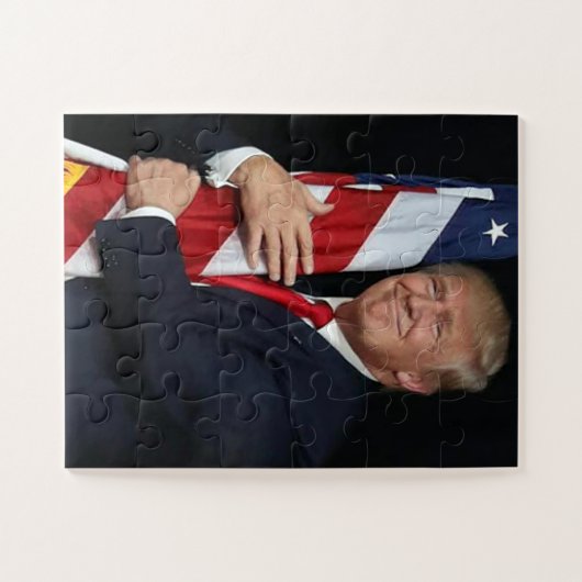 Präsident Trump umarmt die amerikanische Flagge Puzzle (Horizontal)