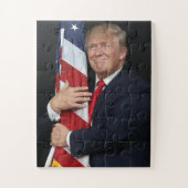Präsident Trump umarmt die amerikanische Flagge Puzzle (Vertikal)