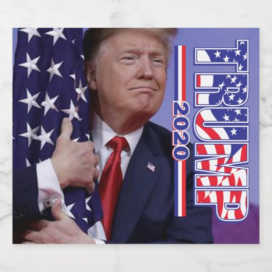 Präsident Trump umarmt die amerikanische Flagge Schaumweinetikett (Einzelnes Label)