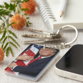 Präsident Trump umarmt die Fahne der USA Schlüsselanhänger (Vorderseite rechts)