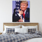 Präsident Trump umarmt die Flagge Leinwanddruck (Insitu (Schlafzimmer))