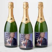 Präsident Trump umarmt die Flagge Schaumweinetikett (Flaschen)