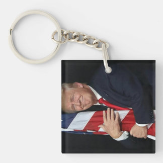 Präsident Trump umarmt die Flagge Schlüsselanhänger