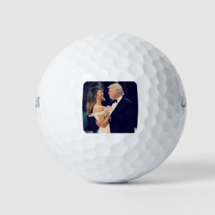 Präsident Trump und Melania tanzen Golfball