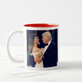 Präsident Trump und Melania tanzen Zweifarbige Tasse