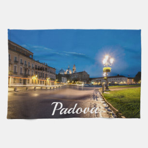 Prato della Valle am Abend in Padova, Italien Geschirrtuch