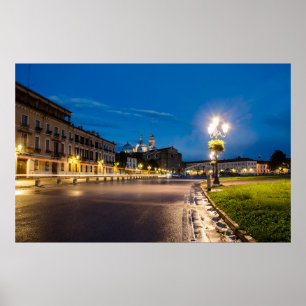 Prato della Valle am Abend in Padova, Italien Poster