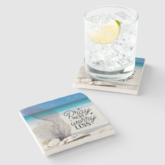 "Pray More Worry Less" Seashells on Sandy Beach Steinuntersetzer (Seitenansicht)