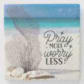 "Pray More Worry Less" Seashells on Sandy Beach Steinuntersetzer (Vorderseite)