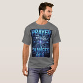 Prayer Changes Things – Futuristic Cross T-Shirt (Vorne ganz)