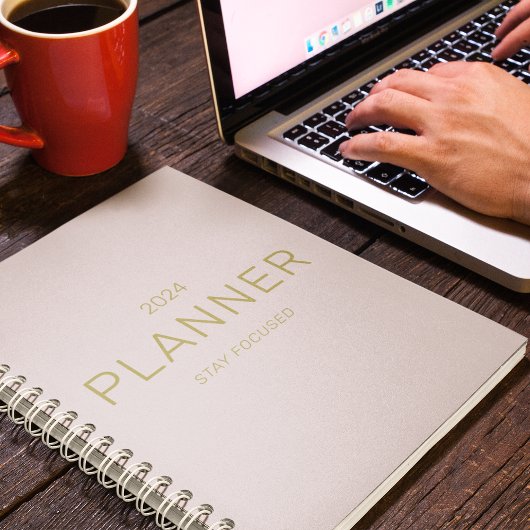 Präzise goldene Schrift und Rosa Bleibe Zitat Planer