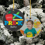 Pre-K Pre-school Apple Crayons Chalkboard Foto Keramik Ornament<br><div class="desc">Das Prä-K-Foto-Dekor ist mit einem Apfel, einem Bleistift, bunten Stiften und kühnen, lustigen Typografie ausgestattet! Klicken Sie auf die Schaltfläche Anpassen für weitere Optionen zur Änderung des Textes! Variationen dieses Designs, zusätzliche Farben sowie koordinierende Produkte sind in unserem Shop, zazzle.com/store/doodlelulu verfügbar. Kontaktieren Sie uns, wenn Sie dieses Design für ein...</div>