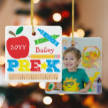 Pre-K Preschool Keepake Apple Crayon Pencil Foto Keramikornament<br><div class="desc">Das Pre-K Foto-Ornament-Design verfügt über einen Apfel, einen Lineal, Stifte und kühnen, bunten lustigen Typografie! Klicken Sie auf die Schaltfläche Anpassen für weitere Optionen zur Änderung des Textes! Variationen dieses Designs, zusätzliche Farben sowie koordinierende Produkte sind in unserem Shop, zazzle.com/store/doodlelulu verfügbar. Kontaktieren Sie uns, wenn Sie dieses Design für ein...</div>