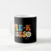 Pre-K Vibes Groovy Design Tasse (Vorderseite Links)