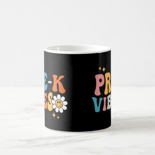 Pre-K Vibes Groovy Design Tasse (Mittel)