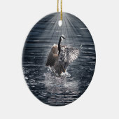 Preening, Flapping Canada Goose Foto Keramik Ornament (Rechts)